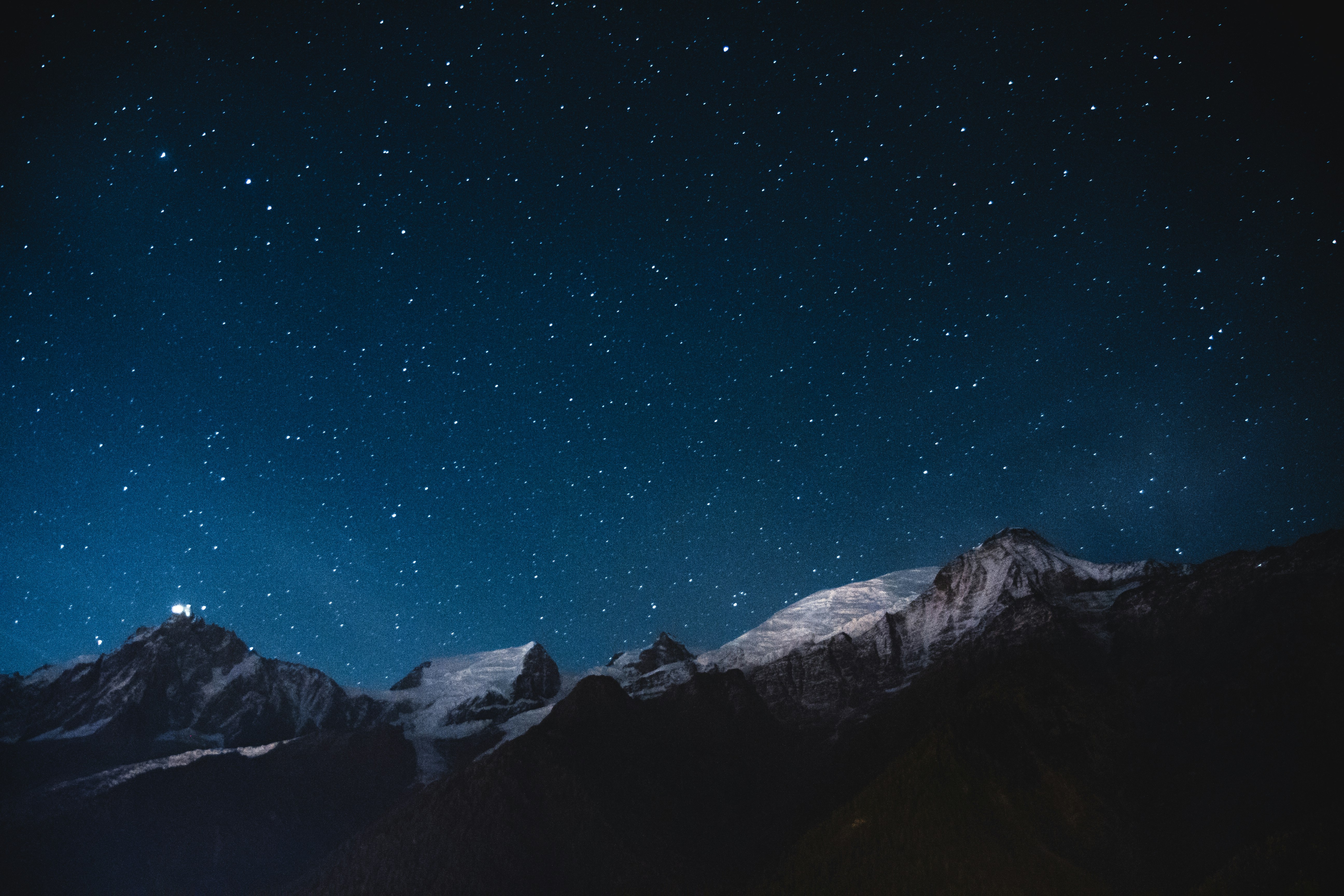 snow mountains under nightsky